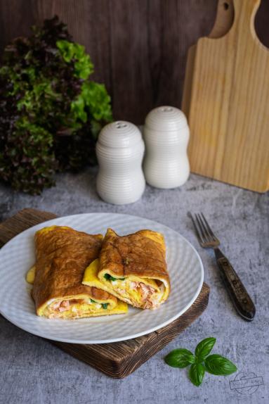 Zdjęcie - Rolowany omlet z łososiem, serem i szczypiorkiem - Przepisy kulinarne ze zdjęciami