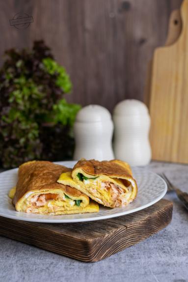 Zdjęcie - Rolowany omlet z łososiem, serem i szczypiorkiem - Przepisy kulinarne ze zdjęciami