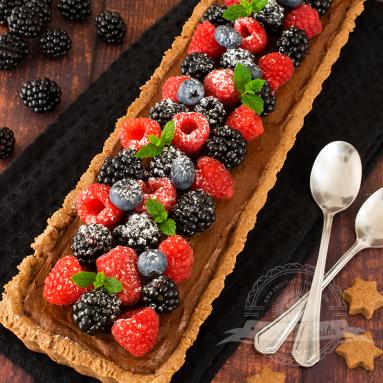 Zdjęcie - Tarta czekoladowa z owocami leśnymi - Przepisy kulinarne ze zdjęciami