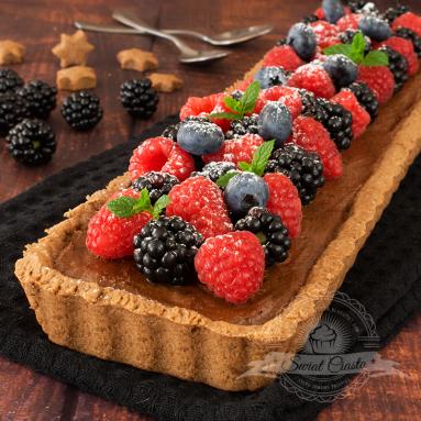 Zdjęcie - Tarta czekoladowa z owocami leśnymi - Przepisy kulinarne ze zdjęciami