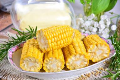 Zdjęcie - Kukurydza gotowana w kolbach z masłem czosnkowym - Przepisy kulinarne ze zdjęciami