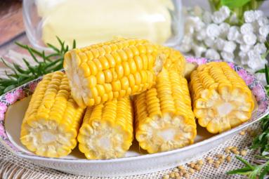 Zdjęcie - Kukurydza gotowana w kolbach z masłem czosnkowym - Przepisy kulinarne ze zdjęciami