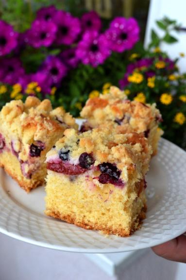Zdjęcie - Szybkie ciasto ucierane z owocami i kruszonką - Przepisy kulinarne ze zdjęciami
