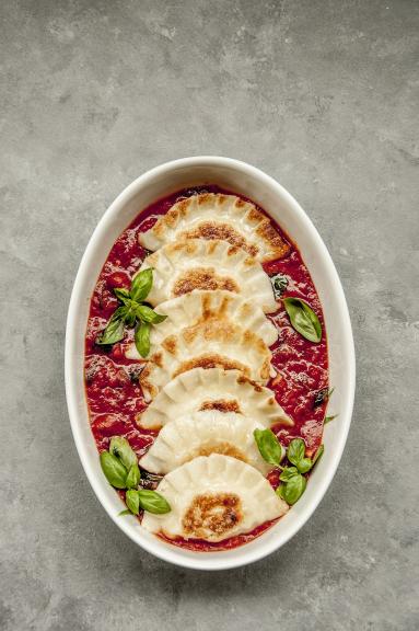 Zdjęcie - Pierogi z ricottą i szpinakiem w sosie pomidorowym - Przepisy kulinarne ze zdjęciami