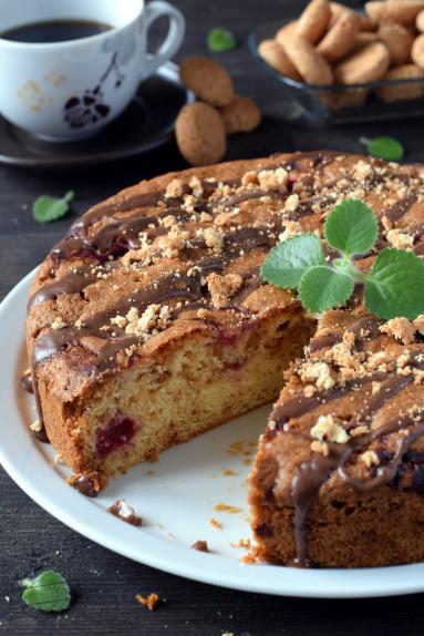 Zdjęcie - Ciasto z wiśniami i ciasteczkami amaretti - Przepisy kulinarne ze zdjęciami