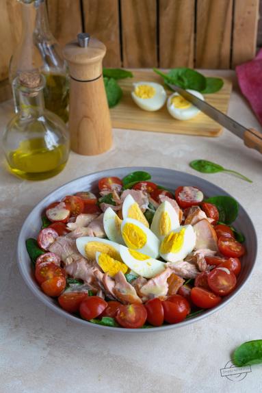 Zdjęcie - Sałatka ze szpinakiem, pomidorkami i wędzonym łososiem - Przepisy kulinarne ze zdjęciami