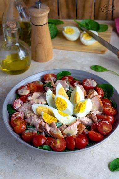 Zdjęcie - Sałatka ze szpinakiem, pomidorkami i wędzonym łososiem - Przepisy kulinarne ze zdjęciami