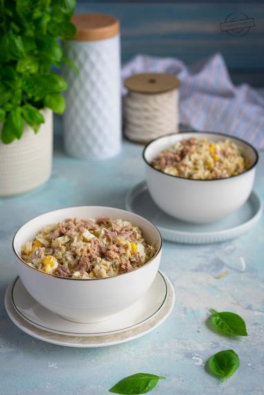 Zdjęcie - Sałatka ryżowa z tuńczykiem - Przepisy kulinarne ze zdjęciami