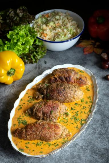 Zdjęcie - Roladki wieprzowe w sosie paprykowym - Przepisy kulinarne ze zdjęciami