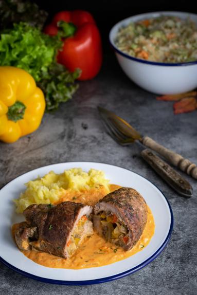 Zdjęcie - Roladki wieprzowe w sosie paprykowym - Przepisy kulinarne ze zdjęciami