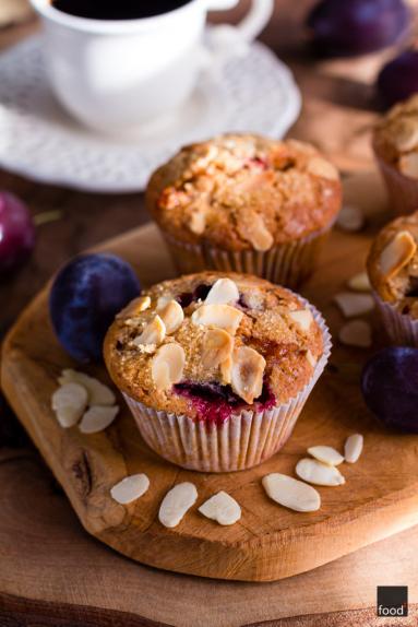 Zdjęcie - Gryczane muffiny ze śliwkami i marcepanem - Przepisy kulinarne ze zdjęciami