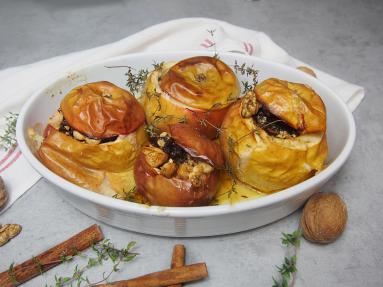 Zdjęcie - Pieczone jabłka nadziewane orzechami włoskimi - Przepisy kulinarne ze zdjęciami