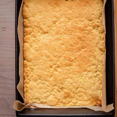 Zdjęcie - Kruche ciasto z malinami i budyniową pianką - Przepisy kulinarne ze zdjęciami