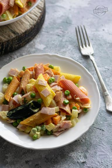 Zdjęcie - Sałatka makaronowa z marchewką, groszkiem oraz szynką - Przepisy kulinarne ze zdjęciami