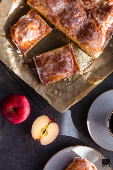 Zdjęcie - Szarlotka z połówkami jabłek - Przepisy kulinarne ze zdjęciami