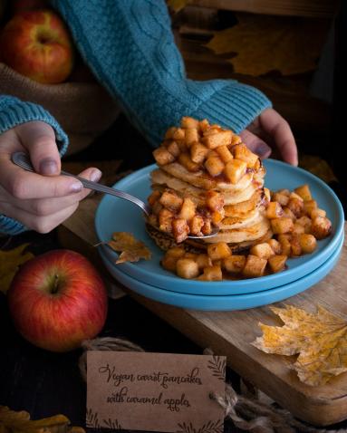 Zdjęcie - Pancakes z jabłkami i cynamonem - Przepisy kulinarne ze zdjęciami