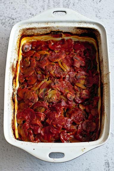 Zdjęcie - Karkówka zapiekana z pieczarkami i cebulą w pomidorowym sosie - Przepisy kulinarne ze zdjęciami