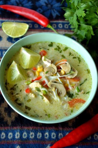 Zdjęcie - Zupa tajska z kurczakiem i warzywami - Przepisy kulinarne ze zdjęciami