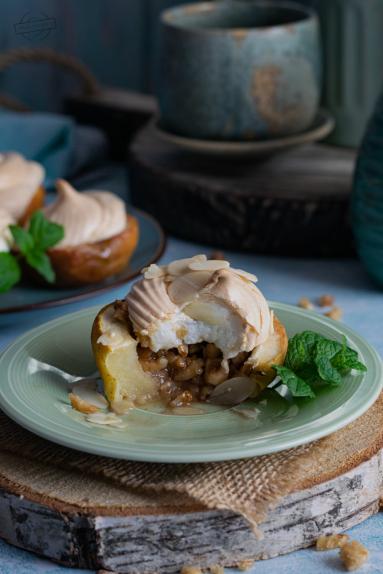 Zdjęcie - Pieczone jabłka z orzechami i białkową pianką - Przepisy kulinarne ze zdjęciami