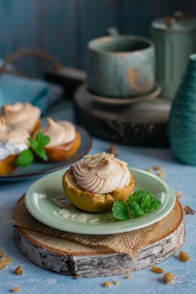 Zdjęcie - Pieczone jabłka z orzechami i białkową pianką - Przepisy kulinarne ze zdjęciami