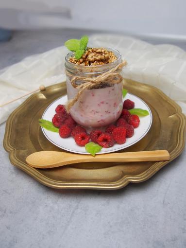 Zdjęcie - Deser malinowy z karmelizowanymi orzechami - Przepisy kulinarne ze zdjęciami