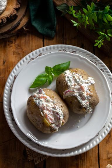 Zdjęcie - Pieczone ziemniaki nadziane twarożkiem i wędzonym łososiem - Przepisy kulinarne ze zdjęciami