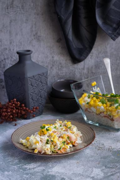 Zdjęcie - Warstwowa sałatka z wędzonym łososiem - Przepisy kulinarne ze zdjęciami