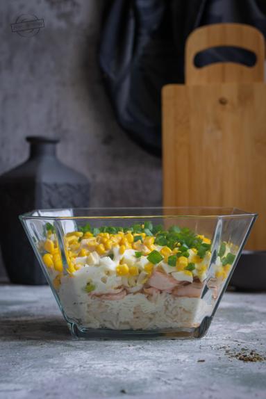 Zdjęcie - Warstwowa sałatka z wędzonym łososiem - Przepisy kulinarne ze zdjęciami