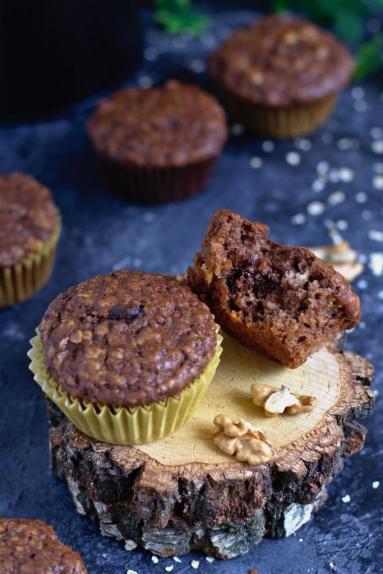 Zdjęcie - Kakaowo-owsiane muffinki z bananami, czekoladą i orzechami - Przepisy kulinarne ze zdjęciami