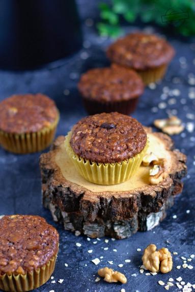 Zdjęcie - Kakaowo-owsiane muffinki z bananami, czekoladą i orzechami - Przepisy kulinarne ze zdjęciami