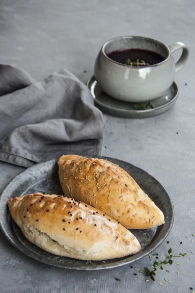 Zdjęcie - Pieczone pierogi z kiszoną kapustą i grzybami calzone - Przepisy kulinarne ze zdjęciami