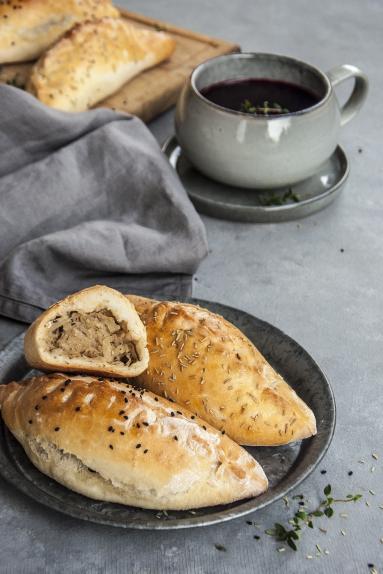 Zdjęcie - Pieczone pierogi z kiszoną kapustą i grzybami calzone - Przepisy kulinarne ze zdjęciami