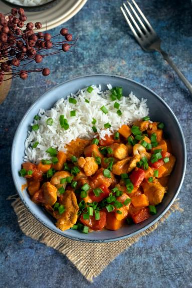Zdjęcie - Curry z kurczakiem, batatem, papryką i kalafiorem - Przepisy kulinarne ze zdjęciami