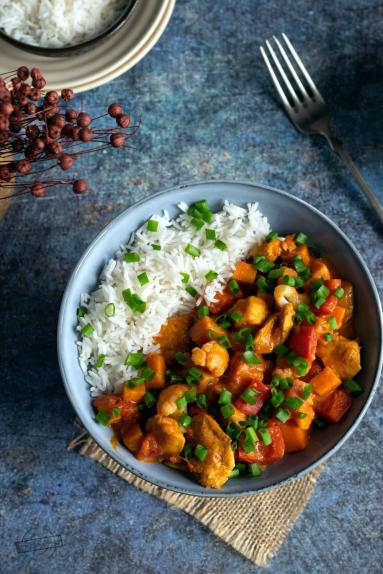 Zdjęcie - Curry z kurczakiem, batatem, papryką i kalafiorem - Przepisy kulinarne ze zdjęciami