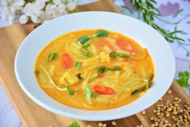 Zdjęcie - Domowa zupa tajska z kurczakiem i makaronem - Przepisy kulinarne ze zdjęciami