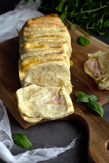 Zdjęcie - Odrywany chlebek z szynką i serem - Przepisy kulinarne ze zdjęciami