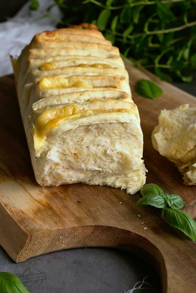 Zdjęcie - Odrywany chlebek z szynką i serem - Przepisy kulinarne ze zdjęciami
