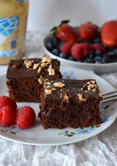 Zdjęcie - Ciasto czekoladowe z pastą tahini i sezamkami - Przepisy kulinarne ze zdjęciami
