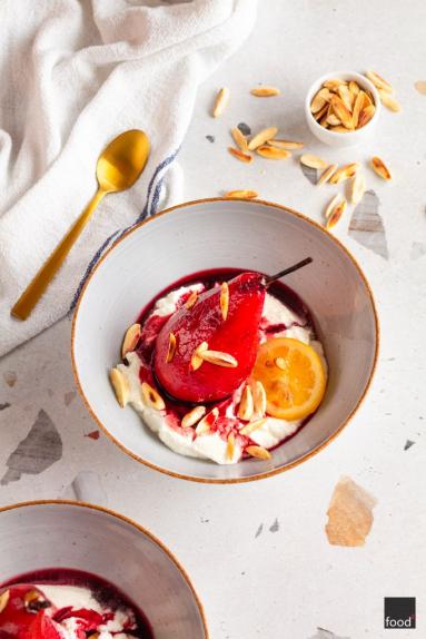 Zdjęcie - Gruszki gotowane w czerwonym winie z jogurtem i migdałami - Przepisy kulinarne ze zdjęciami