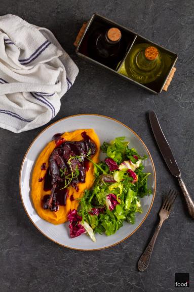 Zdjęcie - Kacze udka na dyniowym purée z sałatką z sosem vinegrette - Przepisy kulinarne ze zdjęciami