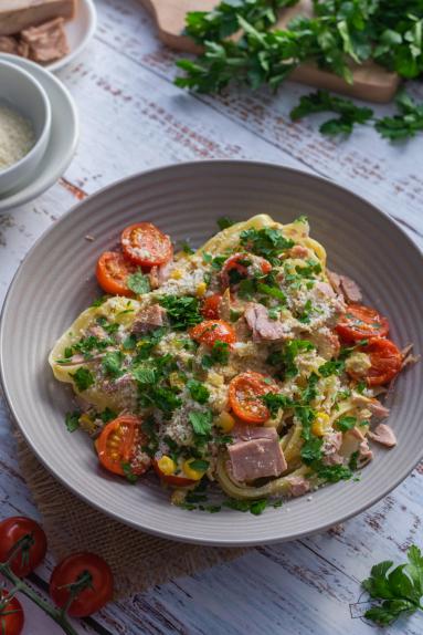 Zdjęcie - Makaron z tuńczykiem i curry - Przepisy kulinarne ze zdjęciami
