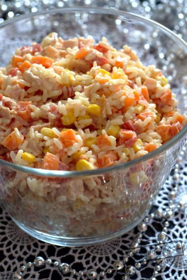 Zdjęcie - Sałatka ryżowa z marchewką i papryką konserwową - Przepisy kulinarne ze zdjęciami