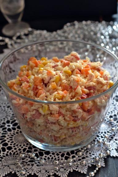 Zdjęcie - Sałatka ryżowa z marchewką i papryką konserwową - Przepisy kulinarne ze zdjęciami