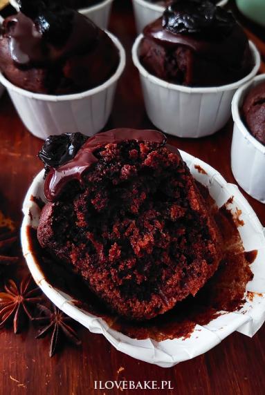 Zdjęcie - Muffinki czekoladowe ze śliwką - Przepisy kulinarne ze zdjęciami