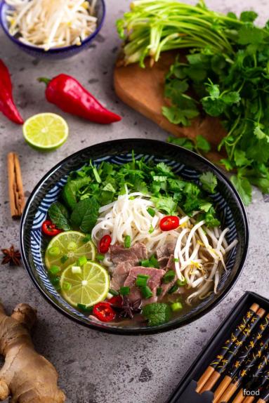 Zdjęcie - Pho bo – wietnamska zupa na wołowinie z makaronem ryżowym - Przepisy kulinarne ze zdjęciami