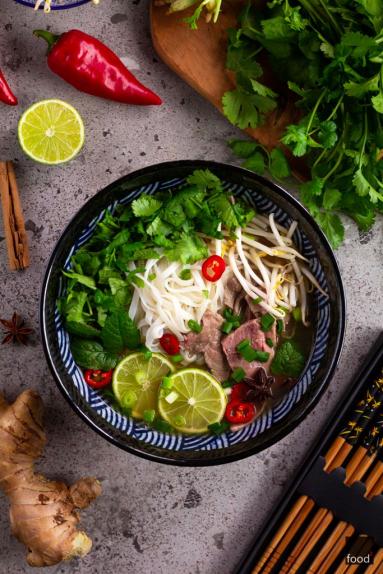 Zdjęcie - Pho bo – wietnamska zupa na wołowinie z makaronem ryżowym - Przepisy kulinarne ze zdjęciami