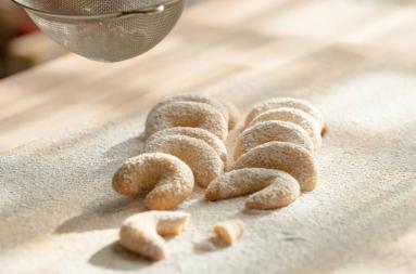 Zdjęcie - Vanillekipferl migdałowe ciasteczka półksiężyce - Przepisy kulinarne ze zdjęciami