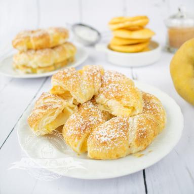 Zdjęcie - Jabłkowe krążki w cieście francuskim - Przepisy kulinarne ze zdjęciami