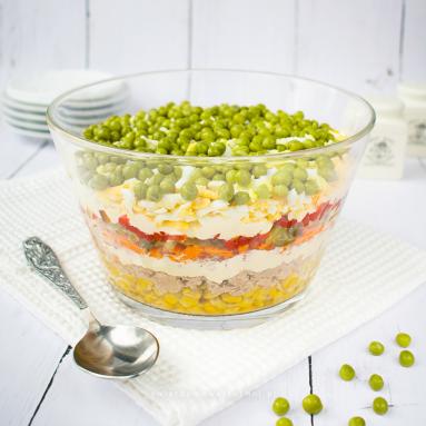 Zdjęcie - Sałatka warstwowa z tuńczykiem, marchewką i groszkiem konserwowym - Przepisy kulinarne ze zdjęciami