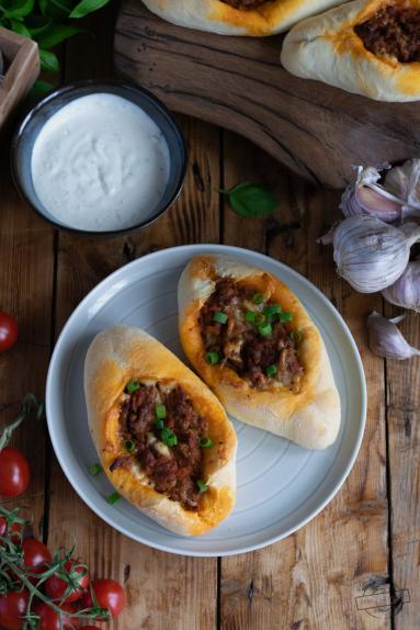 Zdjęcie - Drożdżowe łódeczki z mięsnym nadzieniem - Przepisy kulinarne ze zdjęciami